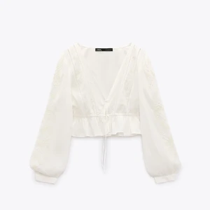 topp med broderier och knytning - En söt vit topp från Zara med broderier och knytning. Aldrig använd, endast testad. 💞  Köptes på Zara förra våren.
