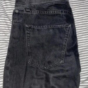 Jack and Jones Jeans - Svarta jeans som köptes för 600 kronor och säljs för 280. Populär märke. Hör av er vid fler frågor.