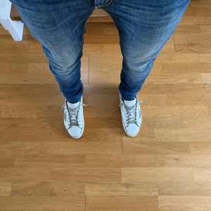 Dondup jeans - Säljer nu mina as nice Dondup jeans då de är för små och inte kommer till användning. De passar bäst på någon som är ca 173 cm lång Priset kan ändras vid snabb affär 