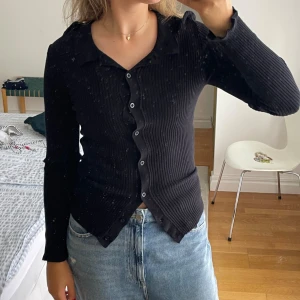Svart ribbad kofta från View - Säljer en snygg svart ribbad kofta från A View. Storlek 38. Väldigt stretchig och skön.