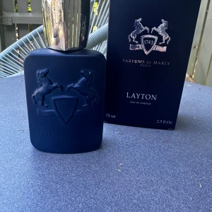 Parfums de Marly - Layton - Säljer en mycket eftertraktad och populär nischedoft - PDM Layton.  Uppskattad mängd - ca 70/75 ml.   Nypris: 2295kr Skriv om ni har frågor.