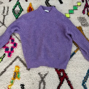 Lila tjocktröja  - Jättefin tjocktröja från zara. Bra för vintern och aldrig använd