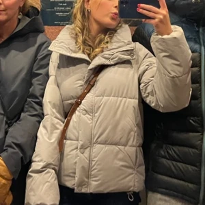Grå dunjacka  - Säljer min gråa dunjacka med silver detaljer från stradivarius! Fint skick! 😍