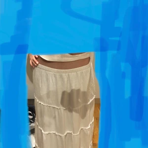 Vit långkjol från Hollister - Säljer en superfin vit långkjol från Hollister i storlek XS. Kjolen har flera lager med volanger som ger en söt och romantisk look. Perfekt för sommaren eller en festlig tillställning. Den är i nyskick och har en bekväm elastisk midja. kjolen är 85cm lång, pris kan även diskuteras.🤍