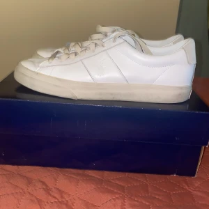 Polo Ralph Lauren skor  - Fina vita Polo sneakers, väldigt eleganta, storlek 40, nypris 1300kr, köpte dessa för 3 år sedan men har blivit för små för mig, mycket bra skick, pris kan diskuteras 