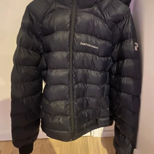 Peak perfomance jacka  - Väldigt fin jacka från peak perfomance. Jackan är i nyskick. Tveka inte att höra av er vid funderingar.