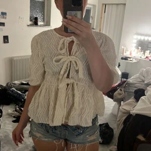Knyt blus - Super fin beige knytblus som endast har använts en gång!❤️