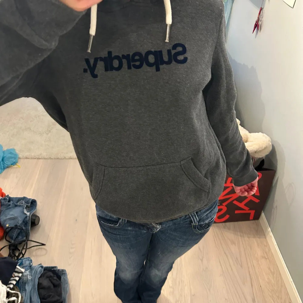 Nästan oanvänd hoodie från superdry!! Jäääättte mjuk och gosig🥰🥰. Hoodies.