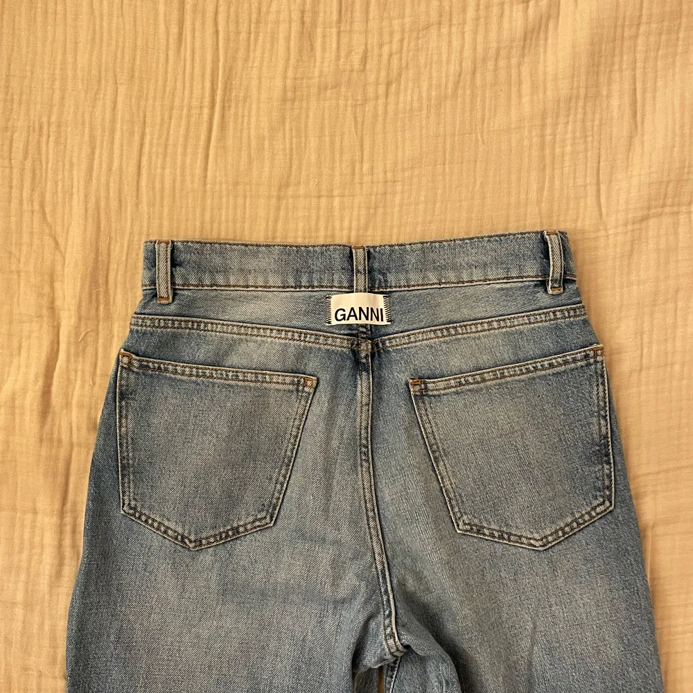 Utsvängda jeans från Ganni. Storlek 26/32 men nägot kortare i längden då dom sydde upp dom i Ganni-butiken när jag köpte dom. Köpte för runt 2500kr. Jeans & Byxor.