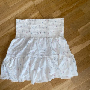 Två kjolar - Två nya kjolar strl M  Båda för 100:-