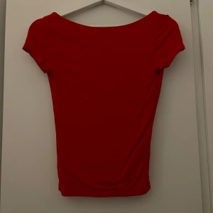 Topp med låg rygg - Fin topp i bra skick. 