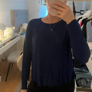 Stickad tröja zara - Säljer denna tunna stickade marinblå tröjan ifrån zara. Så skön men knappt använd säljer därför