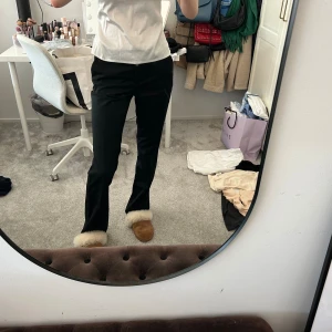 Kostymbyxor - Oanvända. Så fina med ett sött ”bälte” längs midjan(be om bild)