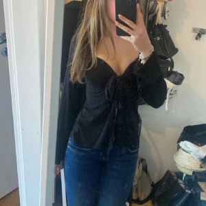 Design by si - Jätte fin design by si tröja som inte kommer till användning längre💕i helt perfekt skick💕 Den är i färgen marine blå