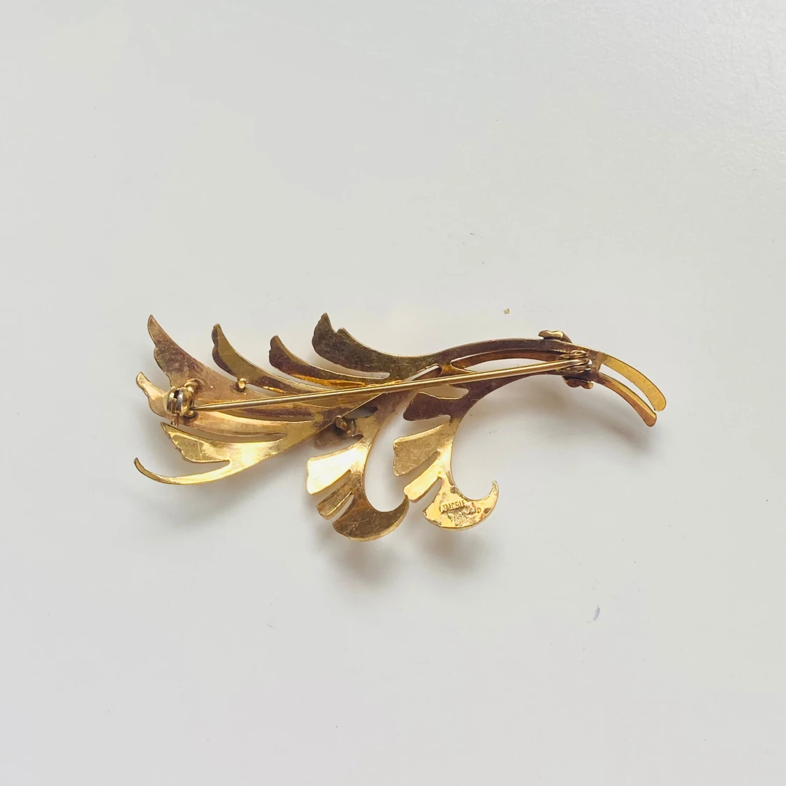 Elegant guld brosch i form av ett löv - 90