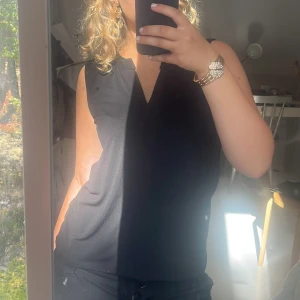 Svart topp - Svart topp perfekt till alla situationer; fest, middag, till vardags osv! Knappt använd utan defekter💗