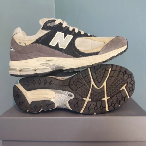 New Balance 2002r - Säljer mina sköna new balance sneakers p.g.a att de har blivit för små. De har varit väl omhändertagna med endast små tecken på användning. Skokartong är inkluderat. Ordinarie pris 1750kr.