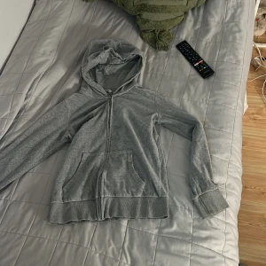 Tröja  - Hoodie med luva lite liten men skön, Dragkedja med ficka , grå , storlek 158, köpte på Cubus för några år sedan