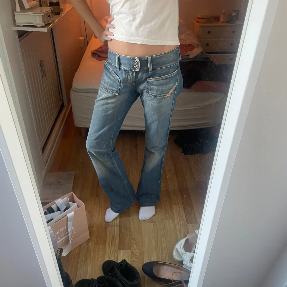 Snyggaste lågmidjade jeansen som inte passar mig så bra tyvärr. Snygg tvätt och bra skick. Skriv för mått eller frågor! Kom gärna med prisförslag 💕💥. Jeans & Byxor.