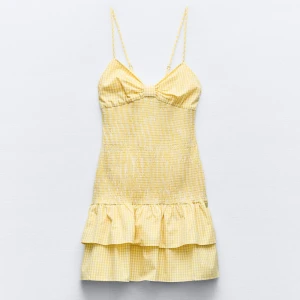 Volangklänning - Säljer denna gina zara klänning då den inte kommer till andvändning. Endast andvänt en gång💞 Skriv för fler bilder🙌🏼