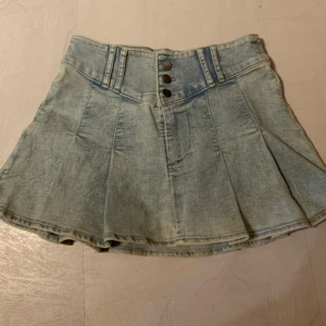 Ljusblå jeanskjol med knappar - Säljer en superfin ljusblå jeanskjol i storlek Xs. Perfekt för både vardag och fest! 💙