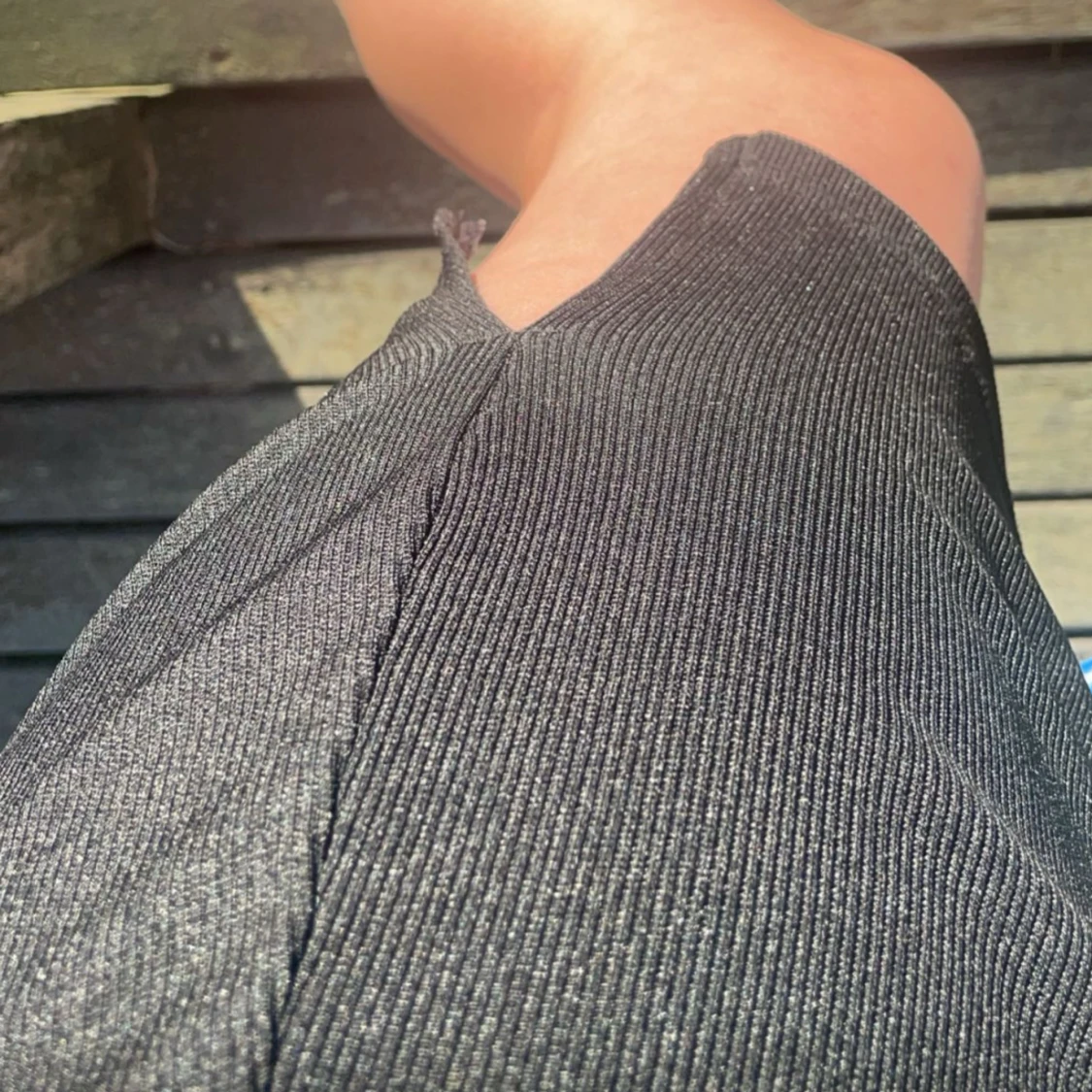 En svart ribbad kort-kjol med slits  - 92