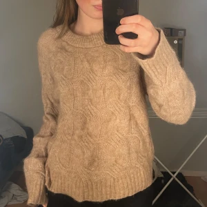 Stickad tröja - Mysigaste höst tröjan som är så mjuk och söt ☺️☺️💕💕