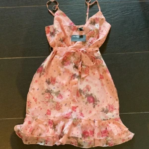 Mesh blommig klänning  - super vacker mesh klänning med blommor och volanger bara använd en gång storlek s, använd gärna köp nu!