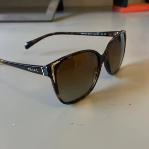 Prada solglasögon ☀️ - Riktigt fina, bra skick, kostar runt 2 000 nya, passar dig som vill ha ett par fina till sommarn🌴