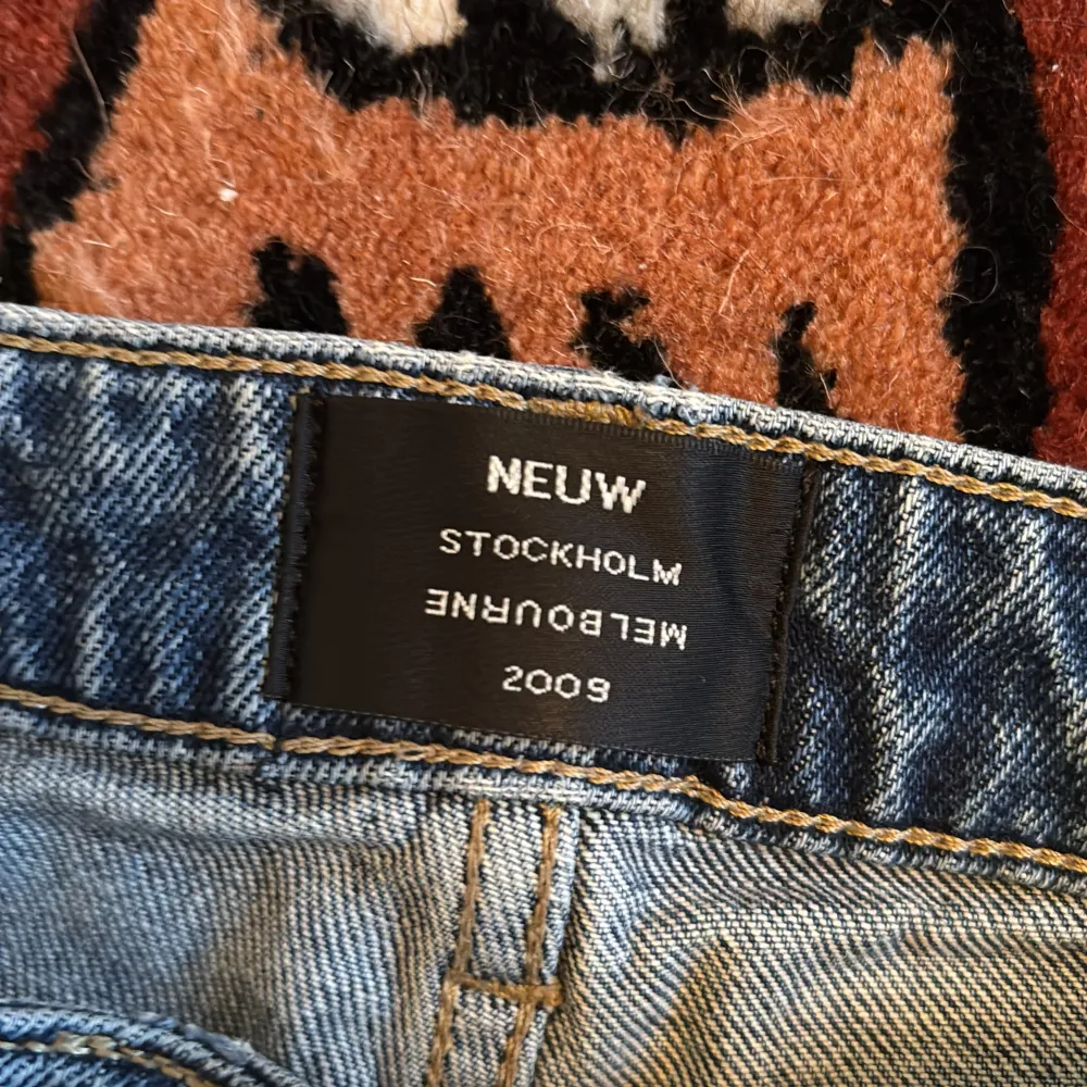 Säljer mina blåa Neuw Jeans för de är för små. Dom är i utmärkt skick, men det är tre små färgfläckar på högre lår, annars felfritt. Storlek 29/32, Fit Ray Straight (Straight). Nypris 1100kr. Skriv ifall du har fler frågor!. Jeans & Byxor.