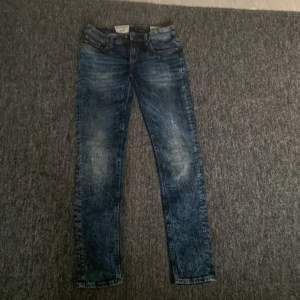 Helt nya crocker jeans slim fit, ”sliten look”. Storlek w25 L32. Hämtas i Täby eller kan skickas mot porto!