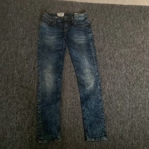 Blåa crocker jeans  - Helt nya crocker jeans slim fit, ”sliten look”. Storlek w25 L32. Hämtas i Täby eller kan skickas mot porto!