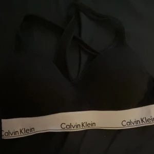 Calvin Klein BH - Säljer min calvin Klein BH, fick den ca 5 månader sedan 💖 inte alls använd då den inte passar men har råkat slänga med den i tvätten några gånger, sjukt skön är den beställde en fast i min storlek. Hör av er vid frågor 👍🏼