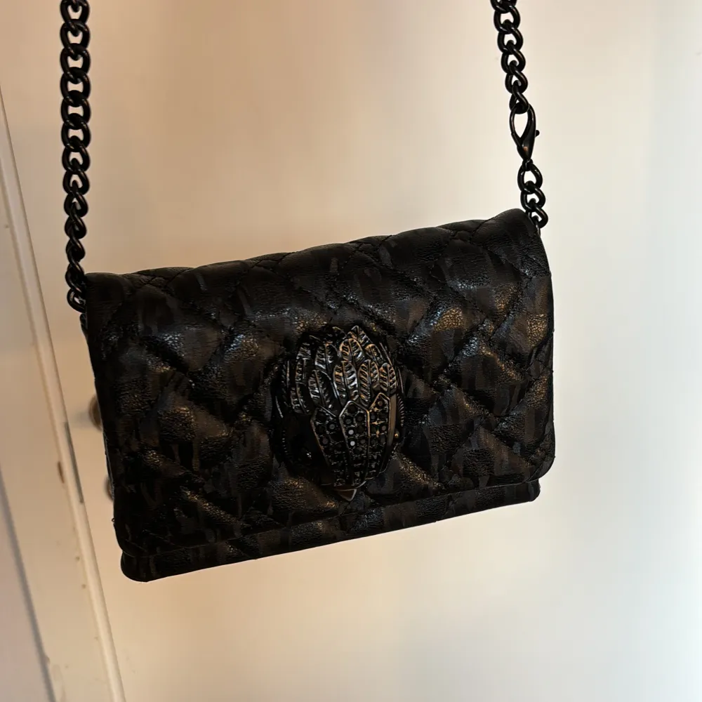 Den är som ny, inte använd alls mycke!💕💕💕 nypris 3000kr . Laukut & Käsilaukut.