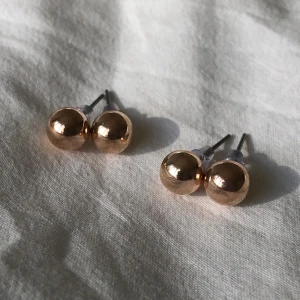 Rosegulds pärlor - Två par pärlor i roseguld. Aldrig använda och i nyskick. Storlek ca 0,7cm. Vikt ca 1g.