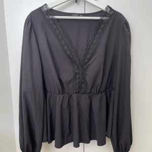 Svart blus med broderade detaljer  - Svart blus från shein med broderade detaljer. Liten urringning. Skulle säga att den är rätt liten i storleken så mer en L/XL  Aldrig använd 