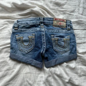 true religion shorts - Köpte i usa men växte ur dom 🙃 typ mina favorit shorts skitnice