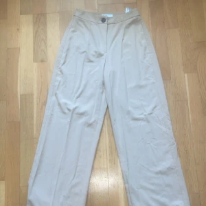 Fin byxor - Högmidjad beige byxa från bershka