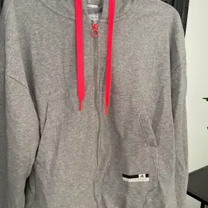 Grå hoodie fr Adidas i samarbete m Stella McCartney. Fint skick, stl L.