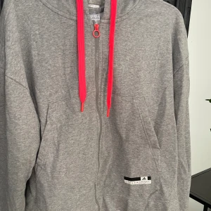 Adidas/Stella McCartney  - Grå hoodie fr Adidas i samarbete m Stella McCartney. Fint skick, stl L.