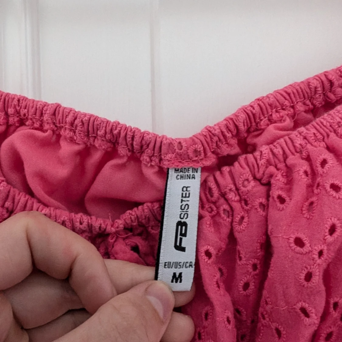 Rosa off-shoulder topp från SISTER - 90