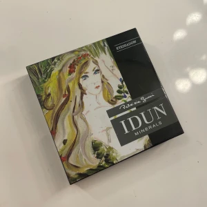 Idun minerals ögonskugga  - Helt orörd ögonskuggspalett från Idun minerals, heter Lejongap.💗 Säljer pga köpte fel😬 50kr💞