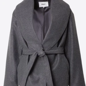 Kort grå kappa med band  - Säljer min kappa i nyskick då den är för liten för mig tyvärr! Använt 1 gång och passar till allt. Skriv PM för fler bilder/funderingar💞🙌🏼