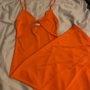 Klänning - Säljer denna såå fina oranga långklänning från Zara!😍 Den har en sitter tight upptill men löst nertill. Passar perfekt till en middag eller bara en dag på stranden. Hör av dig vid frågor🌸💕