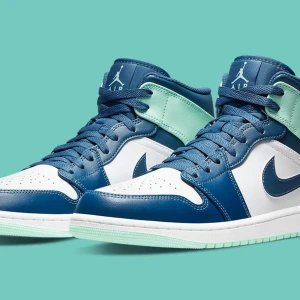 Jordan 1 - Det är jätte fin och är från Footlocker! jag använder det inte längre. Kontakt om du vill ha mer bildar❤️