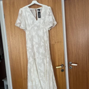 Klänning  - Vit sommar klänning från bohoo med prislapp kvar 