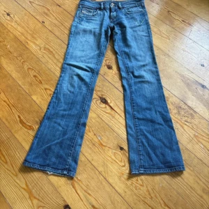 Snygga dieseljeans lågmidja - Lågmidjade snygga diesel jeans som är i fint skick, de är i strl w27🌸