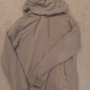 Beige hoodie - Beige hoodie ifrån H&M som inte kommer till använding. Använd ett fåtal gånger och inga defekter men kan vara lite nopprig, men det syns knappt💕
