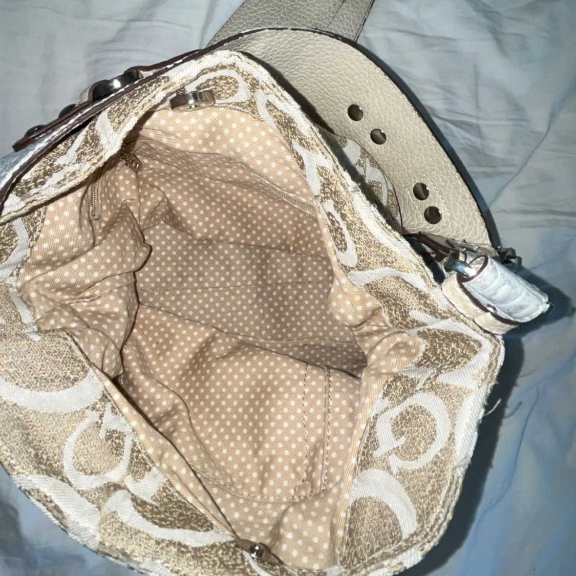 Beige och vit axelväska med mönster - 93