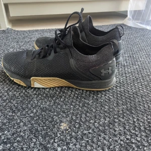 Under armour skor - Säljer skorna eftersom dom är för små skorna är storlek 41 och i bra skick sparsamt andvända hör av dig om du är intresserad eller köpdirekt innan 19 så skickas dom samma dag. Ny pris ligger på över tusenlappen